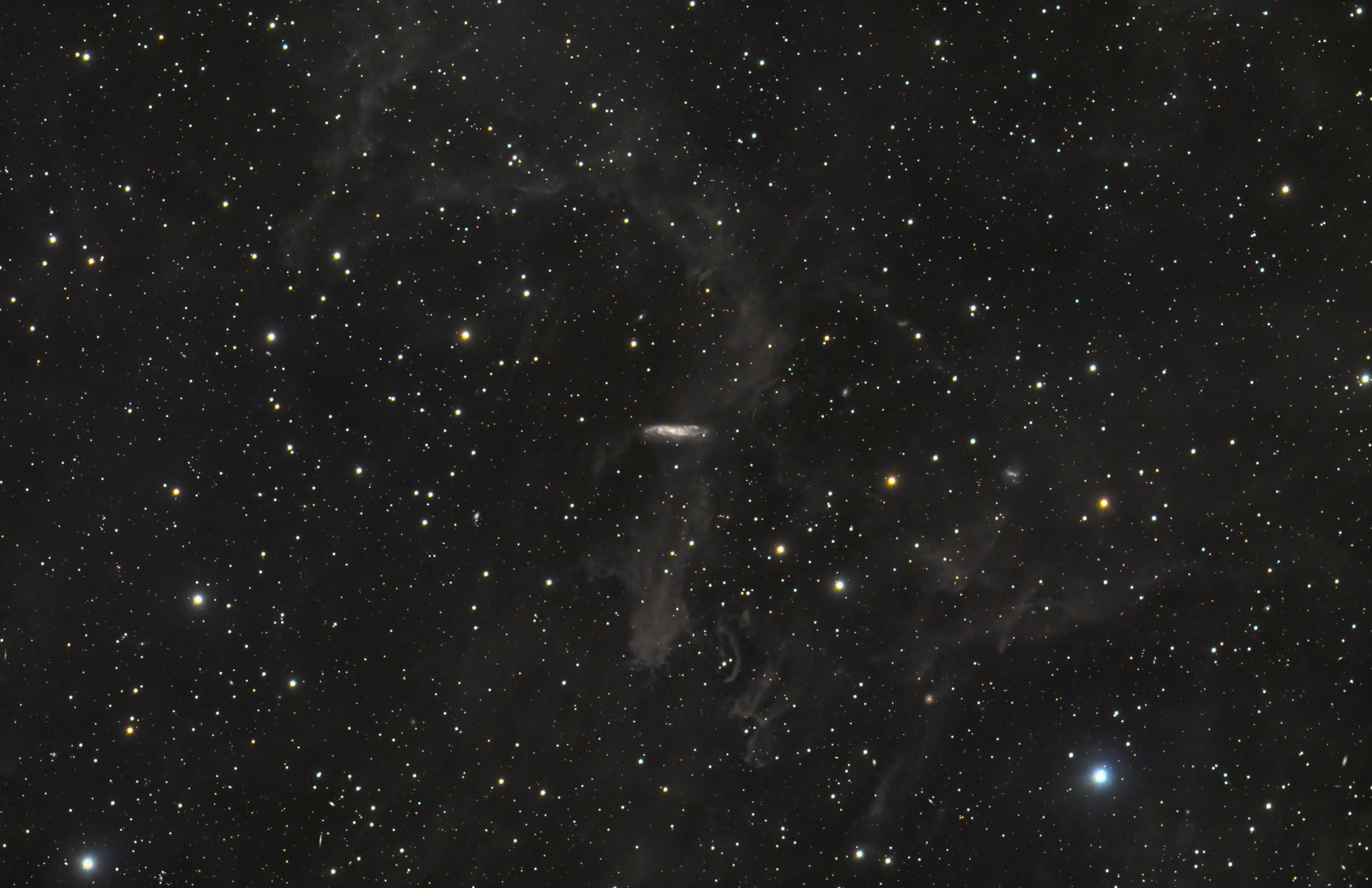 NGC7497 mit Molekülwolke MBM54 und vielen Hintergrundgalaxien (Michael Rastetter)