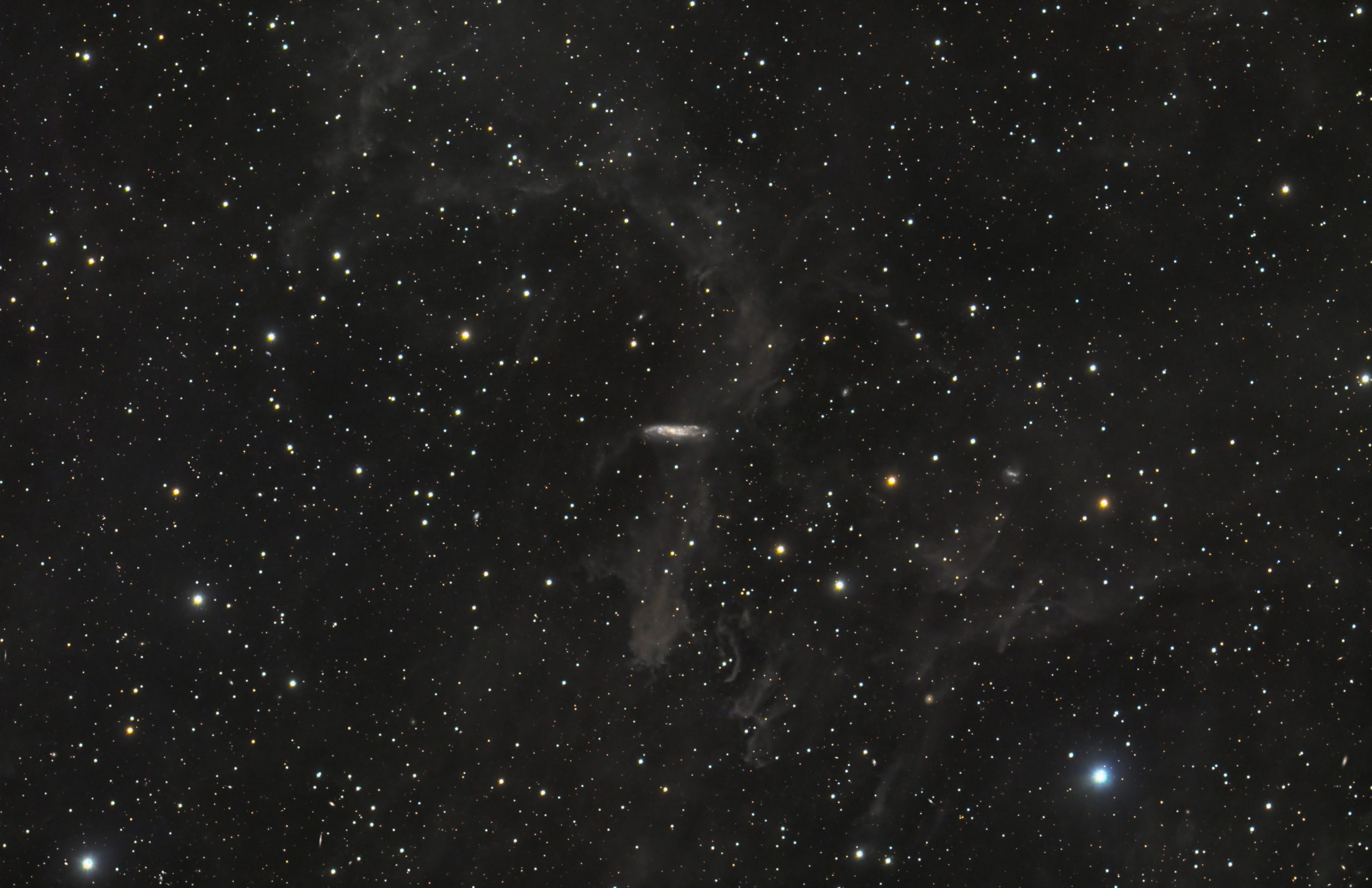 NGC 7497 mit Molekülwolke MBM 54 und Hintergrundgalaxien (Michael Rastetter)